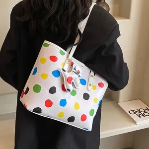 Grand Sac Cabas en Cuir PU pour Femmes Mode à Pois Colorés Sac à Bandoulière Avec Pendentif Animal Mignon pour le Quotidien