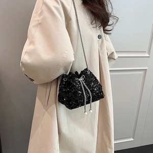 Sac seau pailleté noir avec bandoulière chaîne argentée et pompons perles blancs