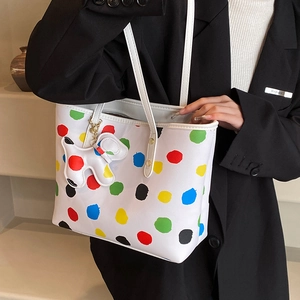 Sac cabas blanc à pois colorés avec pendentif chien porté à l'épaule