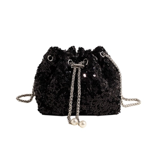 Sac seau à paillettes noires avec bandoulière chaîne et cordon de serrage perlé chic