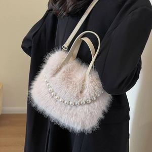 Plüsch Handtasche aus Kunstpelz mit Perlenkette und Umhängeriemen in hellem Rosa