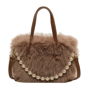 Braune flauschige Pelz-Eimertasche mit Perlenkette und Ledergriffen für Damen
