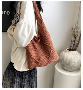 Dettaglio della borsa tote in maglia terracotta con motivi a rombi intrecciati autunnali