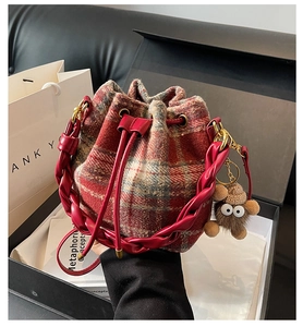 Sac seau tissé à carreaux rouges avec anse en cuir, breloque et boîte cadeau luxe