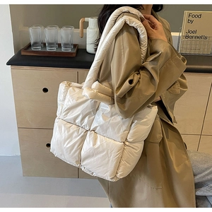 Dettaglio della borsa shopper imbottita trapuntata con tracolla annodata e finitura lucida