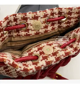 Détail du sac seau en tweed avec fermeture magnétique et cordon en cuir