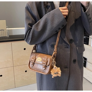 Sac à bandoulière marron avec broderie chien et détail de pendentif en peluche