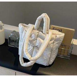 Dettaglio della borsa tote trapuntata con texture morbida e finitura di pregio