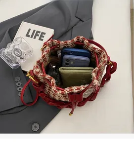 Vue intérieure d'un sac seau en tweed montrant l'espace pour mobiles et portefeuille