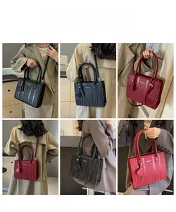 Collage de sacs à main en cuir rouge et noir portés à la main et en bandoulière