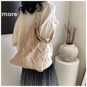Borsa tote beige all'uncinetto con trama a rombi mostrata in un contesto lifestyle
