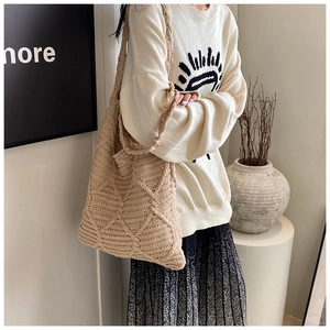 Dettaglio della borsa tote in maglia beige con motivo a uncinetto a rombi in rilievo