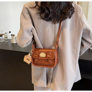 Petit sac bandoulière rétro marron avec écusson dessin animé et pendentif en peluche