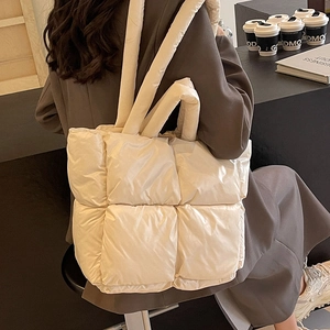 Borsa tote trapuntata beige da donna con grande capacità e design imbottito elegante per spalla