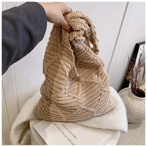 Dettaglio della borsa tote in maglia beige con motivo a rombi 3D e trama a righe