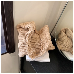 Dettaglio della trama della borsa tote in maglia a trecce con morbida finitura crema