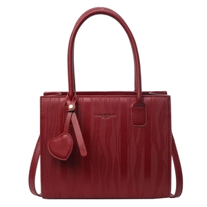 Sac à main de mariage rouge élégant pour femme avec texture ondulée et breloque cœur