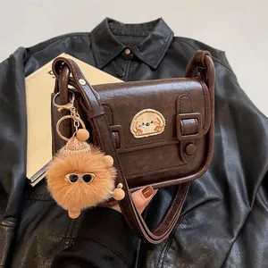 Sac Bandoulière Carré en Cuir PU Rétro pour Femmes Rabat à Double Boucle Sac à Épaule Mignon Chien Écusson Boule en Peluche