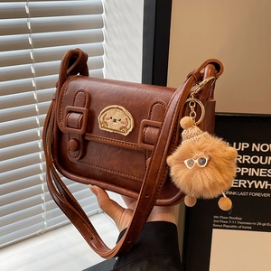 Sac bandoulière vintage marron en similicuir avec broderie chiot et breloque peluche