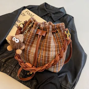Sac Seau à Carreaux en Tweed de Laine pour Femmes Avec Poignée Tressée Et Charme en Peluche Sac à Main Bandoulière Vintage