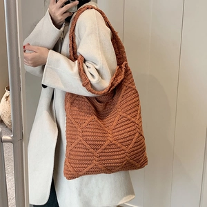 Borsa tote in maglia arancione caramello con trama a rombi per la moda autunno-inverno