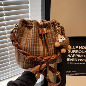 Sac seau en laine à carreaux marron et bleu avec cordon et charm monstre en peluche