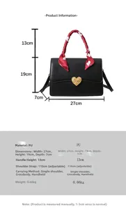 Dimensions du sac de mariée rouge avec fermoir cœur doré et décor de foulard en soie