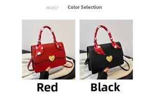 Détails de sacs à main rouges et noirs avec fermoirs cœur dorés et poignées en foulard