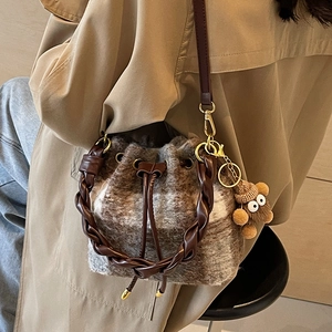 Sac seau en peluche à carreaux marron avec poignée tressée et breloque poupée