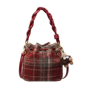 Sac seau en laine à carreaux rouge et marron avec cordon et breloque monstre mignonne