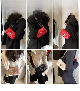 Gesteppte Ketten-Umhängetasche in Rot, Rosa, Schwarz und Weiß im Crossbody-Trage-Stil