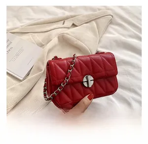 Details der roten gesteppten Hochzeits-Handtasche mit Silberkette und Drehverschluss