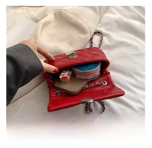 Innenansicht der roten Stepptasche mit Platz für Handy und Make-up-Produkte