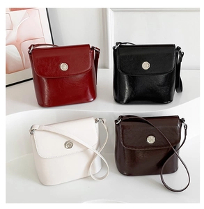 Minimalistische vierkante flap tassen in rood, zwart, beige en donkerbruin leer