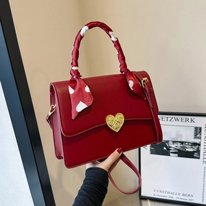 Sac à Épaule Femme en Cuir PU avec Boucle en Métal Coeur Sac à Main avec Foulard Décoratif Mode Mariage Fête Bandoulière