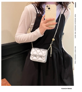 Mini sac bandoulière argenté matelassé avec chaîne dorée et boule métallique décorative