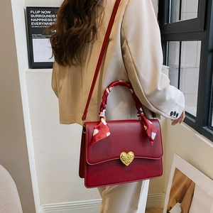 Sac de mariée élégant en cuir rouge vin avec fermoir cœur doré et foulard à pois chic