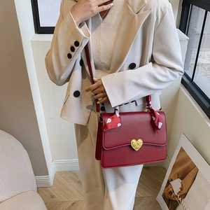 Sac à main de mariage rouge élégant avec fermoir cœur doré et foulard en soie à pois