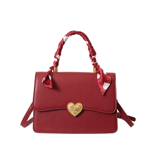 Sac à main de mariage rouge élégant avec boucle cœur et poignée décorée d'un foulard à pois