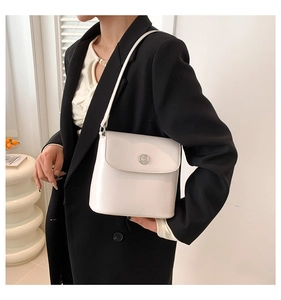 Minimalistische witte PU-lederen schoudertas met een metalen gesp en slanke riem