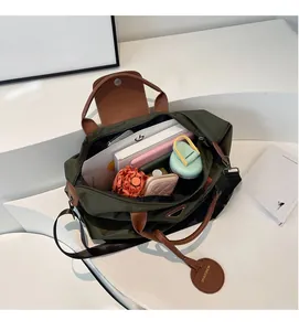 Vue de dessus du grand sac cabas en nylon avec compartiments pour ordinateur et objets