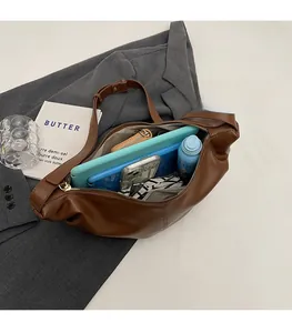 Borsa a mezzaluna marrone scuro con interno spazioso per tablet e ombrello pieghevole