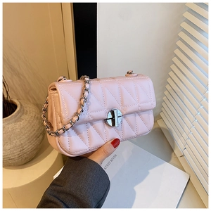 Detail einer rosa gesteppten Umhängetasche mit rundem Metalldrehverschluss für Damen