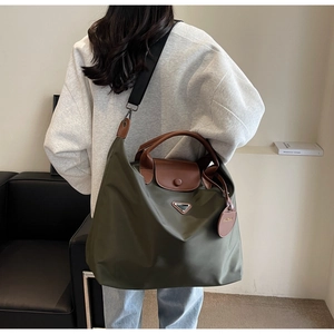 Détail du grand sac cabas en nylon vert olive avec poignées en cuir marron