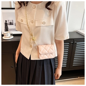 Mini sac bandoulière matelassé rose avec chaîne dorée et boule métallique ajustable
