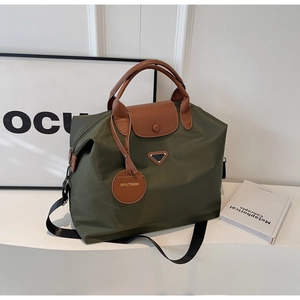 Détail du sac cabas en nylon vert olive avec poignées en cuir et bandoulière large amovible