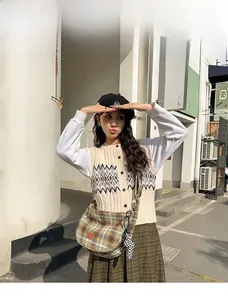 Sac seau en nylon à carreaux verts de style rétro porté avec une tenue de collège