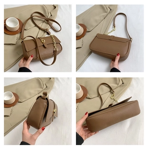 Dettagli di una borsa a tracolla marrone con texture litchi e dettagli metallici dorati