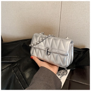 Silberne gesteppte Umhängetasche aus Metallic-PU-Leder mit drehbarem Metallschloss