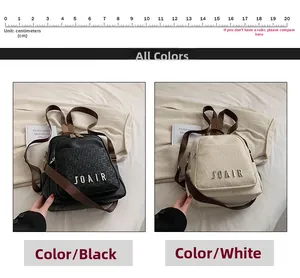 Deux couleurs de grands sacs à dos avec logos métalliques et poches zippées